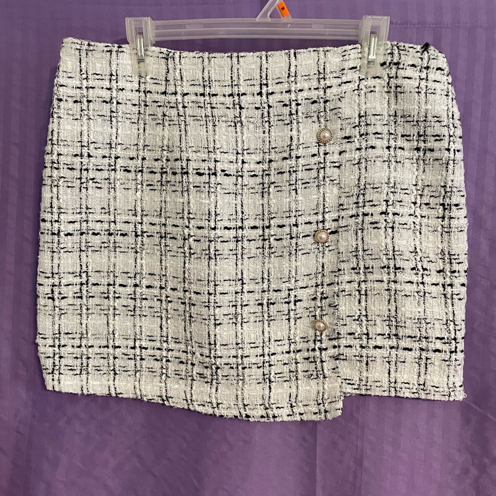 Shein Curve skirt with textured white and black pattern size OXL.